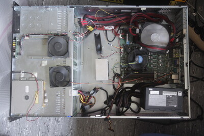 That's how it looked for a day while I used the NAS before finishing the new cooling system. Notice the large space in the middle. That will be used in the next pictures.