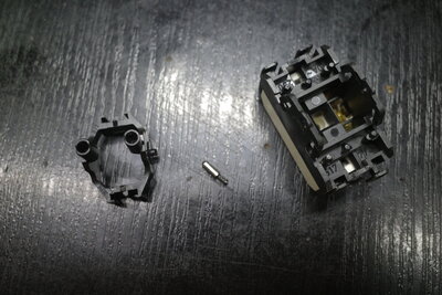 Der Schalter kann relativ einfach abgenommen werden. Beim Auseinandernehmen nicht den kleinen Metallstift mit der Feder verlieren. Dann kann man ihn wieder zusammenbeauen und für ein anderes Bastelprojekt verwenden.