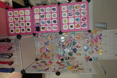 Many vendors had keychains. (I'm not judging; I have some, too. It's an easy extra item to serve the demand for pony merch in the low price range.) I don't even know who's table this is at. _Maybe_ "Lefays Creations feat. Tegs", but that's just a guess after a look at the vendor table chart.