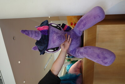 Hand for comparison. And to make her heavy head look into the camera.