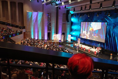I watched about 12 minutes of the charity auktion. It was fun, but I couldn't sit calmly. Too much excitement in the last two/three days. But at least I took a picture (of red hair).