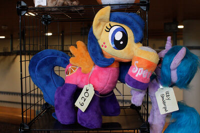 This plushie maker didn't apparently wanted to feed the Fanta joke but she said she didn't want her plushies to end up at the auction. So she made a Spezi, a Sprite and a Coke plush. Really great work!